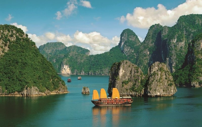 Hạ Long với nhiều địa điểm du lịch trứ danh